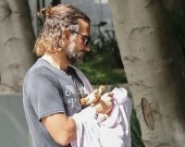 Брэдли Купер с новорожденной дочерью на прогулке