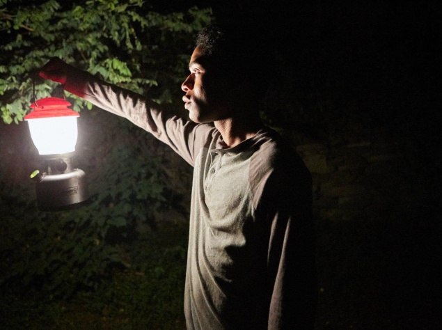 Трилер "Воно приходить уночі". Події кінострічки відбуваються в лісовій глушині, де сім'я з кількох чоловік, ховаючись від страшного хаосу у світі, впускає у свій дім несподіваних гостей.