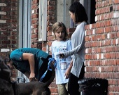 Вівьен Джолі-Пітт з нянею відвели собаку у ветеринарну клініку