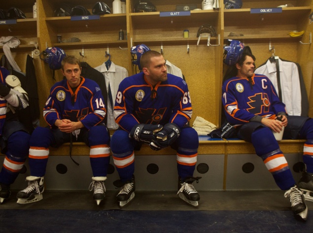 Комедія "Вибивайло: Епічна сутичка". Втомлений від невдач і травм на льоду хокеїст Даг Глетт збирається завершити свою кар'єру і почати нове життя, але новий жорсткий гравець кидає йому виклик...