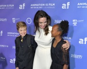Джоли побывала на премьере мультфильма с двумя из своих детей