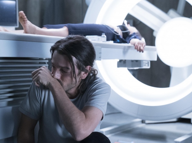 Триллер "Коматозники". Пятеро студентов-медиков решают поочередно попробовать пережить клиническую смерть искусственно остановив сердце. Но побочные эффекты эксперимента начинают угрожать их жизням.