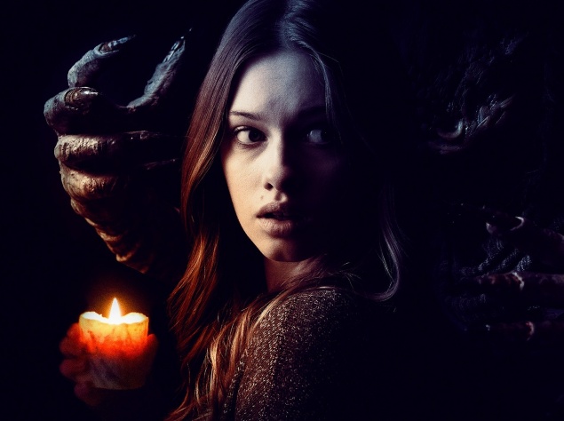 Фильм ужасов "Полуночный человек". Девочка-подросток вместе со своими друзьями находит на чердаке игру, которая призывает Полуночного Человека, использующего страхи людей против них. Фильм ужасов "Полуночный человек". Девочка-подросток вместе со своими друзьями находит на чердаке игру, которая призывает Полуночного Человека, использующего страхи людей против них.