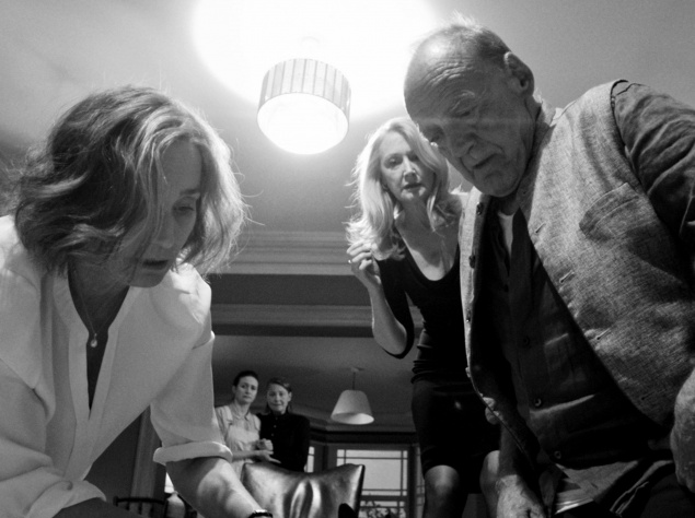 Комедія з присмаком трагедії "Вечірка". У лондонському маєтку подружньої пари збираються гості, щоб привітати господиню з новим етапом її політичної кар'єри. Досить нудний початок свята закінчується катастрофою...