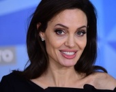 Анджелина Джоли в Versace пришла на премию Annie Awards c детьми