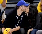 Мила Кунис и Эштон Катчер поцеловались на хоккейном матче