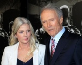 Клинт Иствуд с семьей на премьере своего нового фильма
