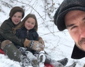 Дэвид Бекхэм повеселился с детьми на снежной горке