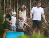 Бен Аффлек и Дженнифер Гарнер с детьми посетили Sealife Park в Гонолулу