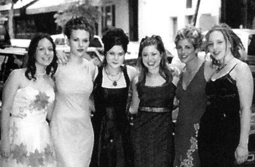 Скарлетт Йоханссон (она вторая слева)