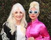 Леді Гага прийшла на благодійний вечір з мамою