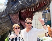Крис Прэтт на открытии статуи гигантского тиранозавра в Лос-Анджелесе