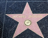 Вандалы осквернили звезду Майкла Джексона