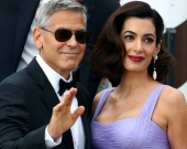 Амаль Клуні похвалилася спокусливими формами в міні-сукні