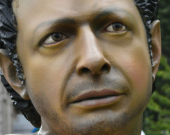 У Лондоні встановили 8-метрову статую Джефа Голдблюма