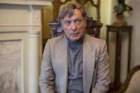 Не хвилюйся, він далеко не піде
