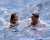 Ірина Шейк і Бредлі Купер в "щасливих плавках" на пляжі в Італії