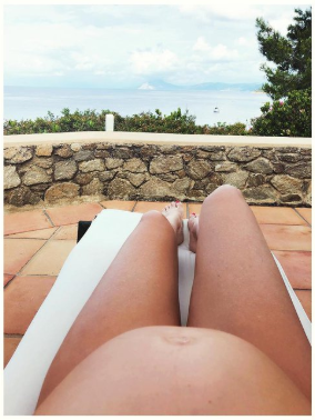 На самом деле я в одежде на этом фото, просто мой живот такой большой, что шорт не видно. Я и сама их не вижу.