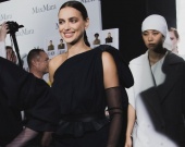 Ирина Шейк блистает на подиуме во время показа Max Mara