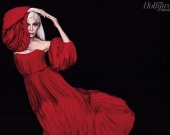 Леди Гага в элегантном алом платье украсила обложку глянца