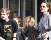 Анджелина Джоли вместе с детьми посетила супермаркет накануне Рождества