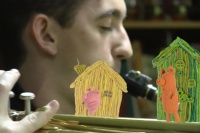 Человек с табуретом