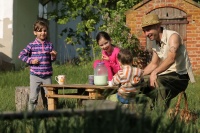 Человек с табуретом