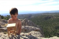 Человек с табуретом