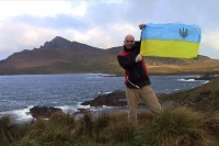 Человек с табуретом