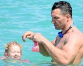 Папарацци "поймали" Кличко во время отдыха на Барбадосе с дочкой