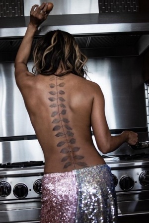 Холли Берри сделала татуировку на всю спину