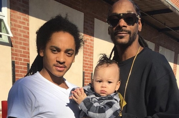 Известный 47-летний рэпер Snoop Dogg долгое время был чутким и внимательным отцом и мужем. Со своей любимой Шанте Тейлор знаменитость встречался ещё со школьных лет, и в 1994 году у пары родился их первый сын Бродус, которому сейчас 24. Недавно Снуп и его супруга собирались развестись после возникших непримиримых разногласий, однако когда в 2015 году у Бродуса родился первенец Сион, это событие вновь сплотило пару, и они решили не рушить свой союз. Таким образом, Снуп стал дедом в 43 года.
