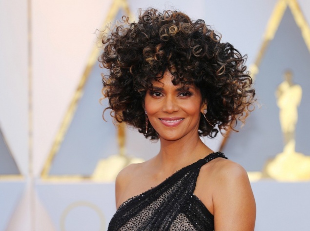 На думку 52-річної голлівудської актриси Холли Берри, з нашого боку украй егоїстично і наївно стверджувати, що окрім людей у всесвіті більше не існує інших розумних істот - це нонсенс.