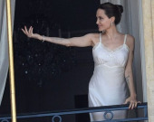 Анджелина Джоли позирует на балконе отеля