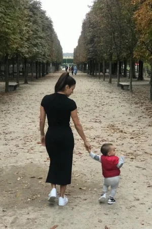Ева Лонгория с сыном гуляет по Парижу