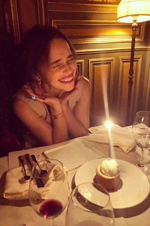 Эмилия Кларк отпраздновала 33-летие в Париже