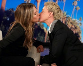 Дженніфер Еністон уперше поцілувалася з жінкою