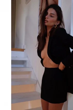 Эмили Ратаковски в рекламе новой коллекции одежды своего бренда