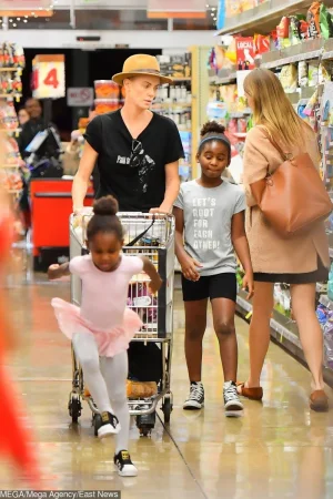 Шарлиз Терон с обоими детьми в магазине