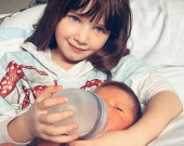 Новонароджена дочка Мілли Йовович важко захворіла