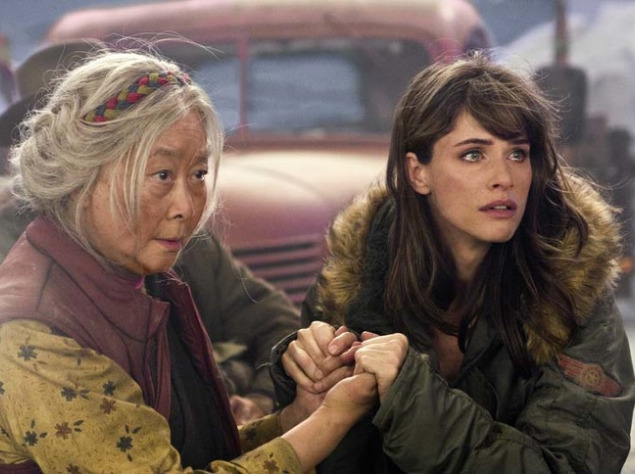 Героиня Аманды Пит из фильма "2012" не забывала подкрашивать губы, несмотря на апокалипсис.