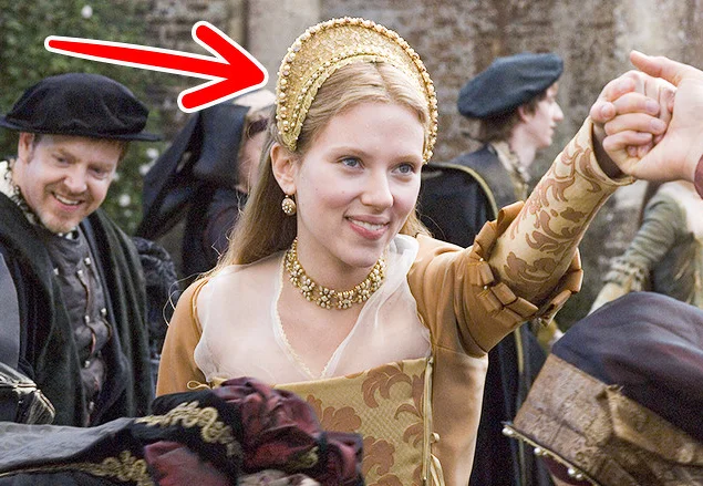 Дамы в фильме "Еще одна из рода Болейн" носят популярный головной убор XVI века — арселе. Его частью является ниспадающая на шею ткань, которая прикрывает волосы. Но героиня придумала свою модель этого головного убора.