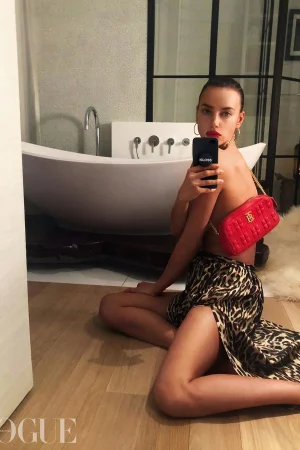 Ирина Шейк позировала в ванной комнате