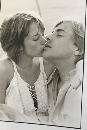 "Я і Дон Джонсон в день нашого першого весілля, 1976 рік. Мені було 18 років, йому - 25. Перше кохання"! - підписала кадр Мелані.