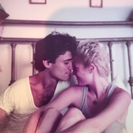 "Коли Стів і я одружилися і були шалено закохані, 1984 рік", - підписала Мелані фото із своїм другим чоловіком Стівеном Бауером.