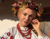 День вишиванки : Ольга Сумська показала старовинну сорочку з конопляного полотна