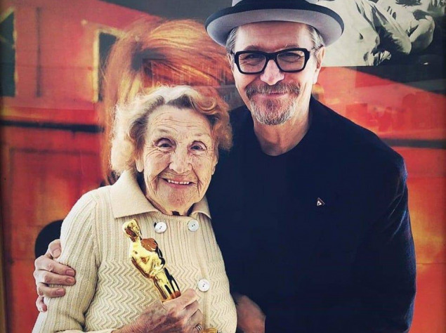 Гері Олдман з мамою і його першим "Оскаром" Гері Олдман з мамою і його першим "Оскаром"