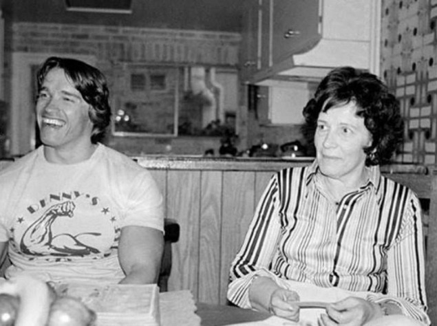 Арнольд Шварценеггер з мамою Арнольд Шварценеггер з мамою