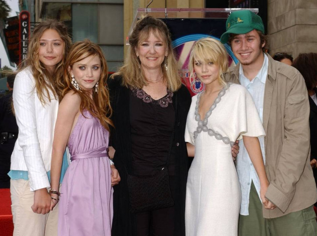 Мама сестер Олсен та їх брата Мама сестер Олсен та їх брата