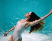Наталья Денисенко в роскошной подводной фотосессии